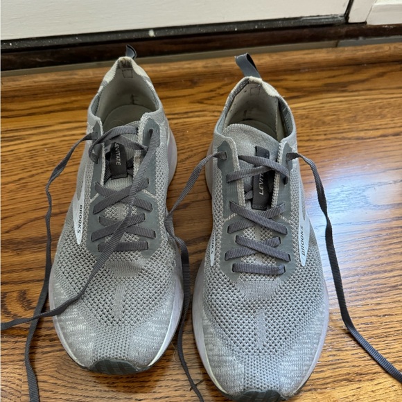 Brooks Levitate 4 Women’s 7.5 Tennis Shoe - Picture 7 of 9